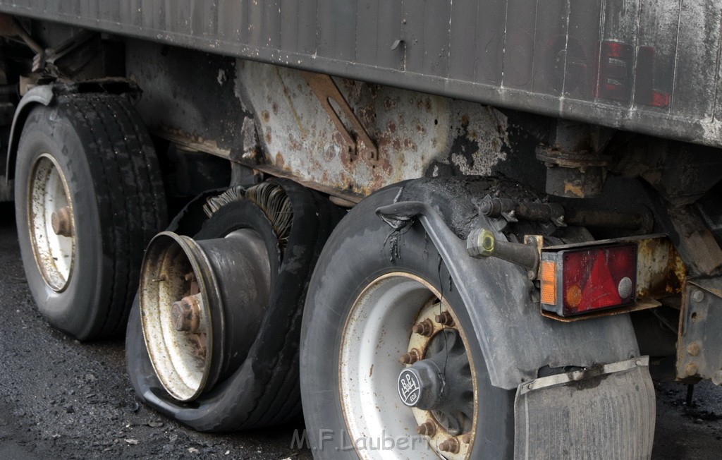 Auto 1 Reifenbrand LKW Koeln Porz Gremberghoven Ratherstr P22.JPG - Miklos Laubert